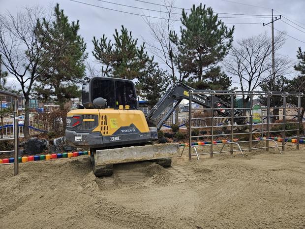 ? 청산면초등학교 운동장 잡초 제거: 전국산업안전으로 안정적인 놀이 공간 만들기