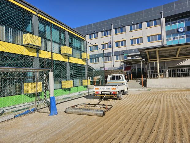 청산면중학교 운동장 소금살포: 전문 시공으로 안전하고 빛나는 장소 만들기