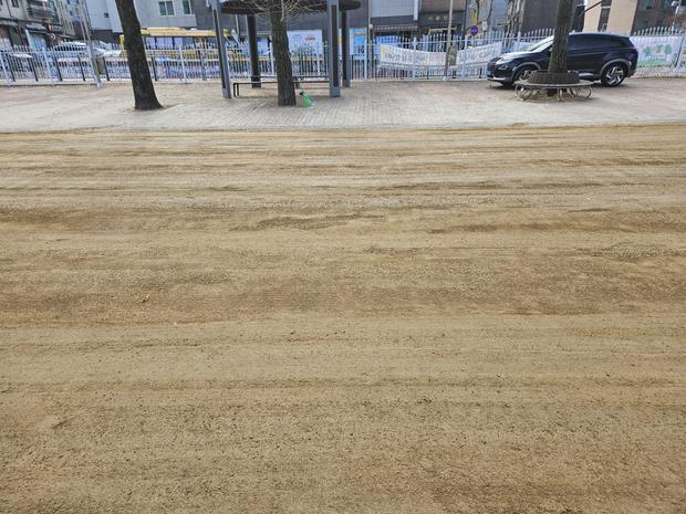 청산면중학교 운동장 잡초 제거: 전국산업안전으로 깨끗한 놀이터 만들고!