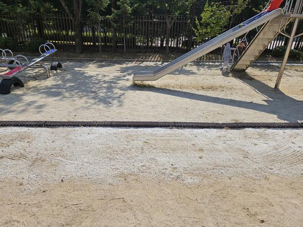 청산면고등학교 운동장 소금 살포 걱정 끝! 전문 시공으로 안전하고 오래도록!