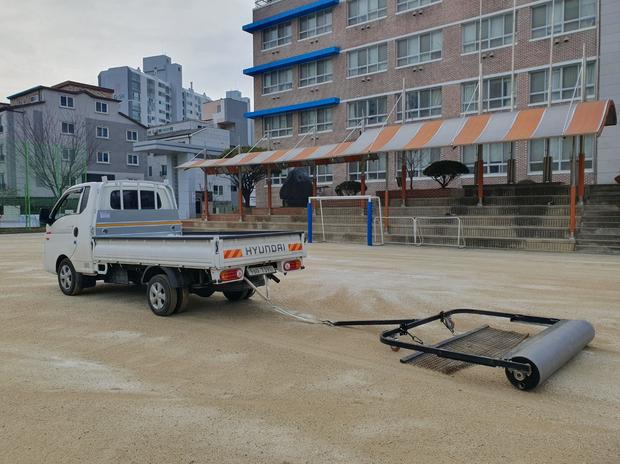 ? 학교 운동장 모래보충, 안전 & 품질 최우선! 전문 시공으로 놀이터를 완벽하게!