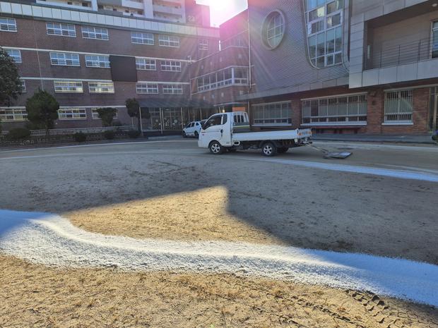 학교 운동장 잡초 제거, 안전 & 효율성까지 전국산업안전!