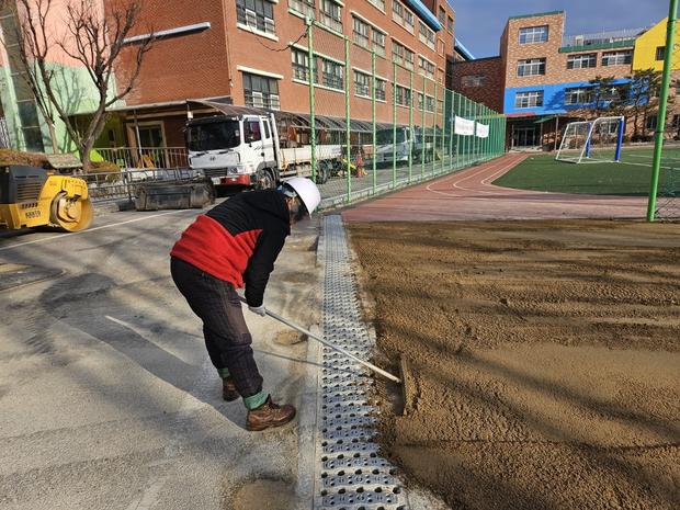 학교 운동장 관리, 안전 & 효율성 확보! 전국산업안전으로 더 멋진 장비 만들어봐 관련 이미지