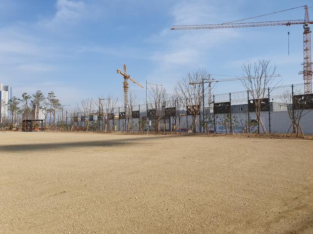 학교 운동장 잡초 제거: 전국산업안전으로 안전하고 건강한 놀이터 만들기!