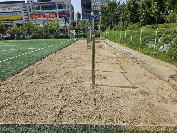 금당면중학교 운동장 소금살포! 전국산업안전으로 안전하고 쾌적한 공간 만들어봐요!