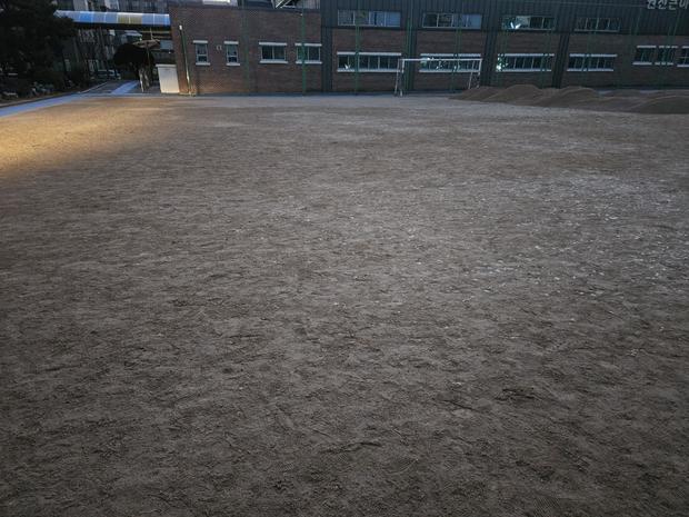 학교 운동장 모래보충 ?  전국산업안전으로 안전한 놀이터 만들기!