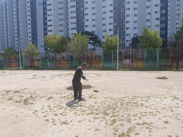 ? 생일면 고등학교 운동장 잡초 제거, 전국산업안전으로 안전하게 관리하세요!