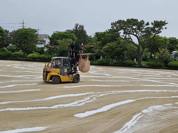 진도군초등학교 운동장 모래 보충, 전국산업안전으로 깨끗하고 안전한 공간 만들어보세요! 관련 이미지