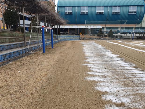 진도군중학교 운동장 소금살포! 전문 시공으로 안전하고 빛나는 곳 만들어보세요!