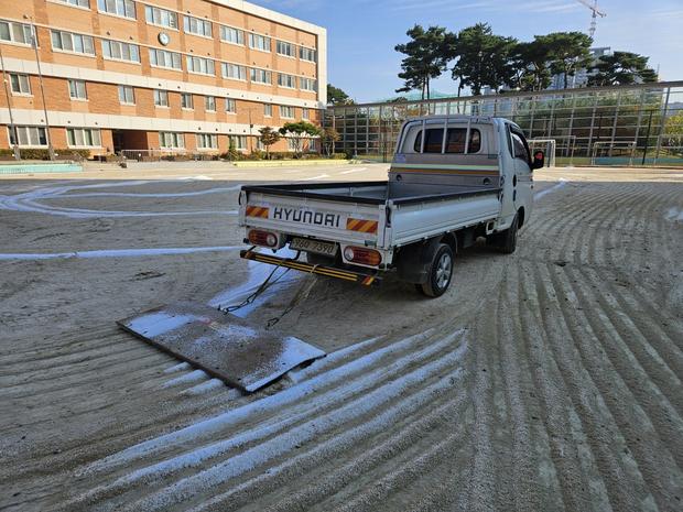 진도군중학교 운동장 잡초 제거, 전국산업안전으로 건강한 놀이터 만들어요!