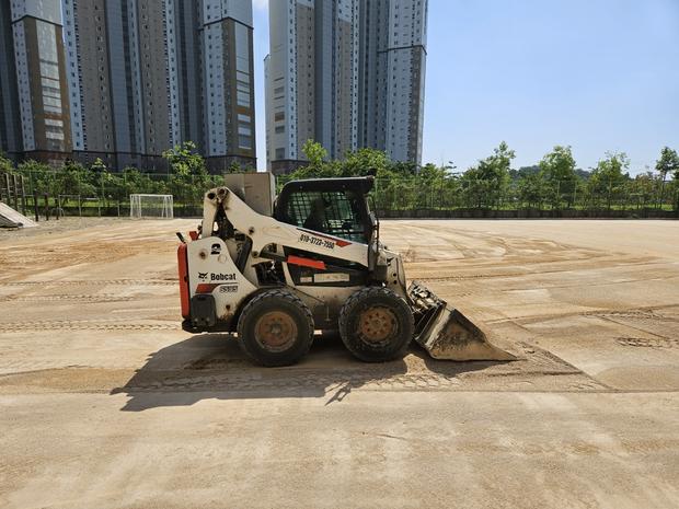 진도군고등학교 운동장 잡초 제거, 전국산업안전으로 깨끗하고 안전한 공간 만들어보세요!