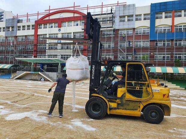 진도군고등학교 운동장 모래보충, 전국산업안전으로 안전하고 오랫동안 즐길 수 있게!