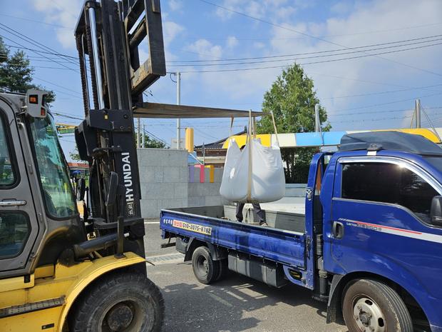군내면초등학교 운동장 소금살포: 전국산업안전으로 걱정 끝!