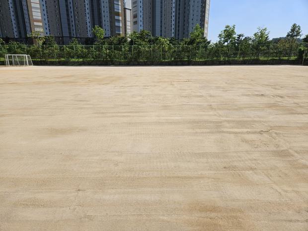 군내면중학교 운동장 잡초 제거: 전국산업안전으로 건강하고 안전한 놀이터 만들기 관련 이미지