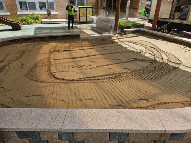 군내면중학교 운동장 잡초 제거: 전국산업안전으로 건강하고 안전한 놀이터 만들기