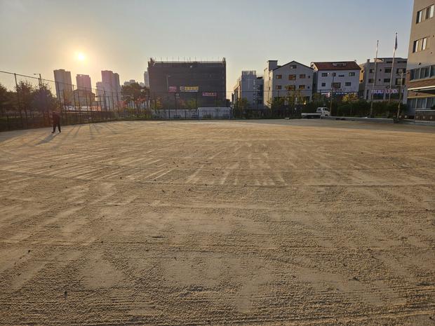학교 운동장 소금살포 ?️ 전문 시공, 안전과 신뢰를 위한 선택!