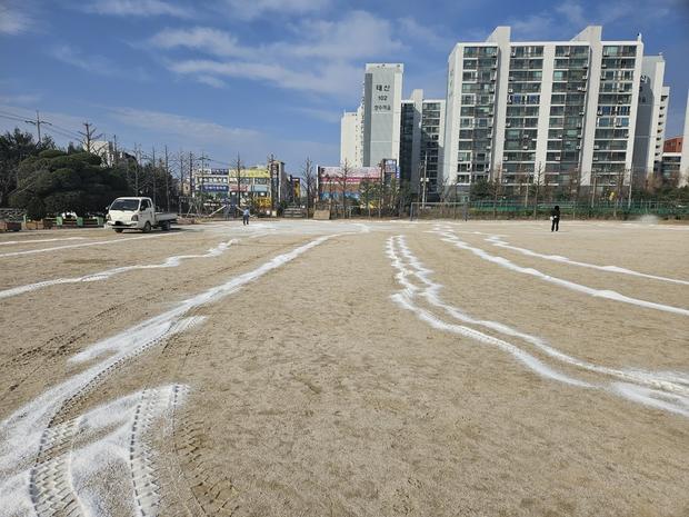 고군면중학교 운동장 소금살포: 전국산업안전으로 깨끗하고 안전한 운동 공간 만들기