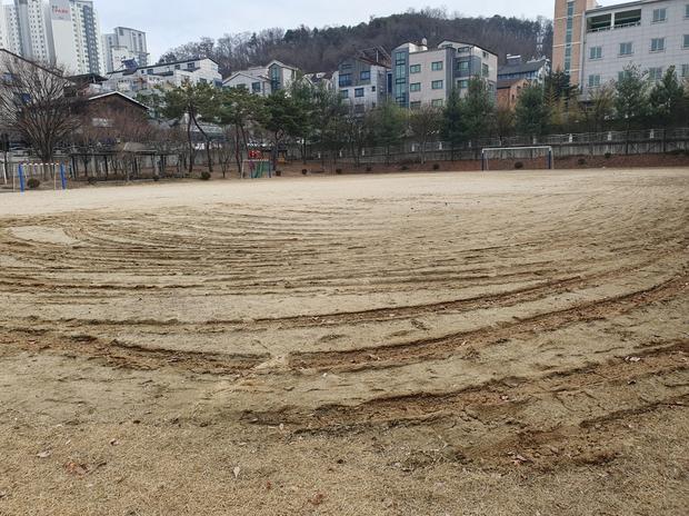 운동장 관리, 안전 걱정 끝! 의신면고등학교, 전문 시공으로 최고 수준 유지!