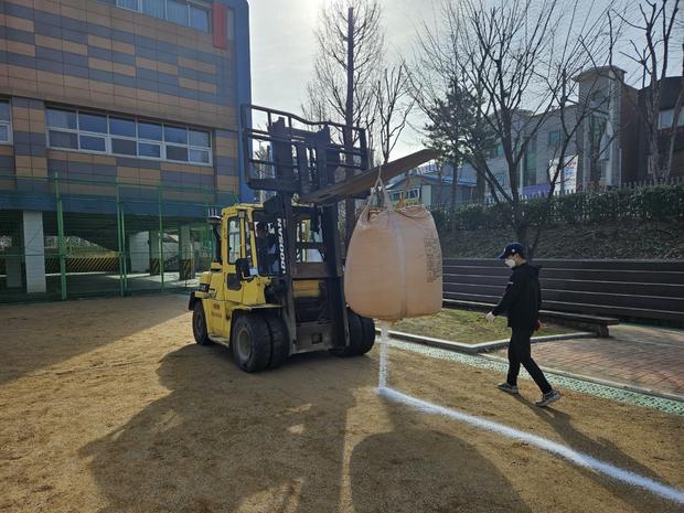 ? 학교 운동장 모래보충, 전국산업안전으로 안전한 놀이터 만들기!