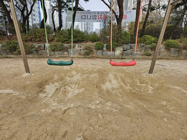 지산면유치원 운동장 잡초 제거: 전국산업안전, 안정성 최우선!