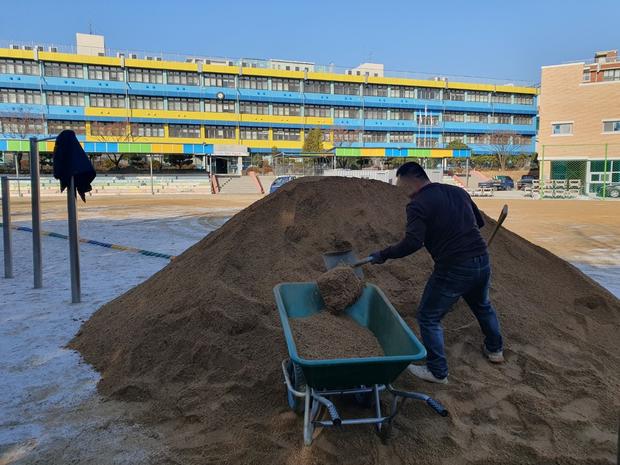 지산면초등학교 운동장 모래 보충, 전국산업안전으로 걱정 끝!