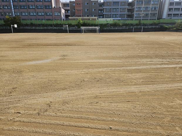 지산면중학교 운동장 잡초 제거, 전문 시공으로 안전하고 완벽하게!