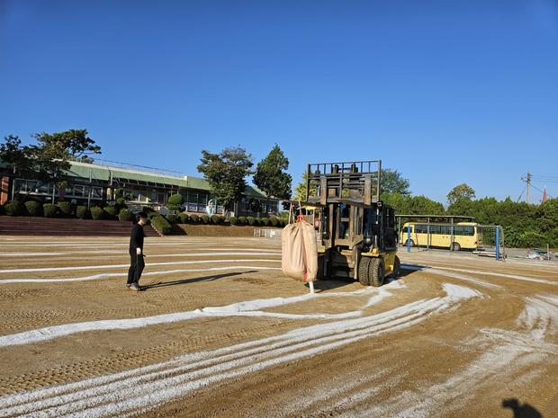 지산면고등학교 운동장 잡초 제거: 전문 시공으로 안전하고 효과적인 관리!