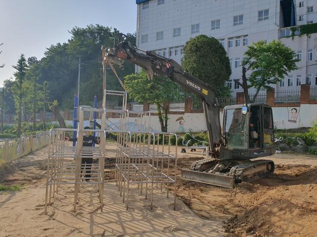 조도면중학교운동장잡초제거: 전국산업안전으로 깨끗한 운동장 만들기!