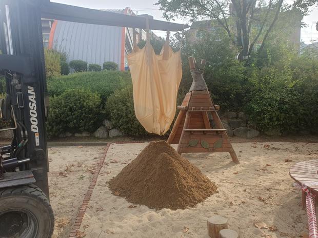 학교 운동장 모래보충, 전국산업안전으로 걱정 끝! 안전한 놀이 공간 만들어줘요.