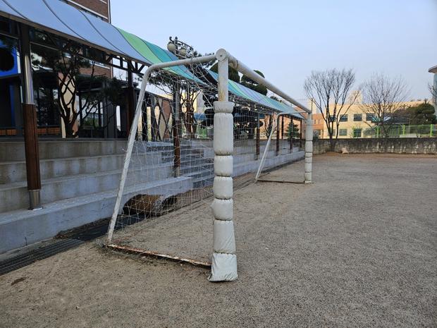 학교 운동장 잡초 제거, 전국산업안전으로 안전하고 깨끗하게!