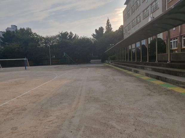 신안군유치원 운동장 모래보충! 안전과 품질 최우선, 전국산업안전으로!