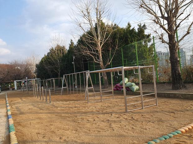 신안군중학교 운동장 모래보충, 전국산업안전으로 걱정 없는 놀이터 만들기!