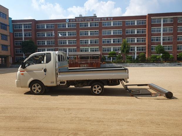 학교 운동장, 안전부터 시공까지 꼼꼼하게! 신안군병설유치원운동장소금살포