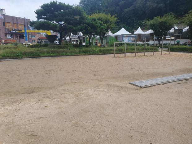 지도읍유치원 운동장 소금 살포! 안전하고 튼튼하게, 전국산업안전으로 더욱 풍요로운 놀...