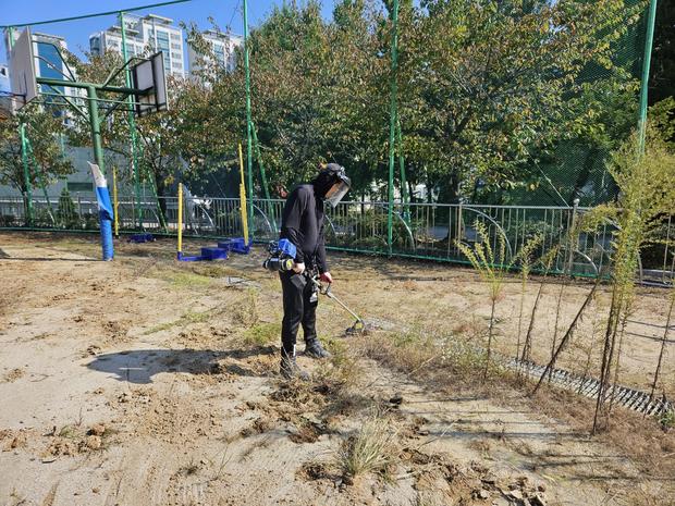 지도읍중학교 운동장 관리 ?  전국산업안전, 실질적 안전관리!
