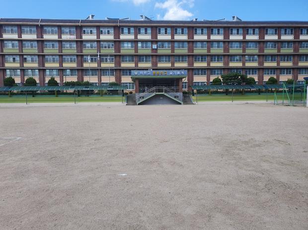 지도읍고등학교 운동장 모래보충, 전국산업안전으로  건강하고 안전한 놀이터를 만들어라!