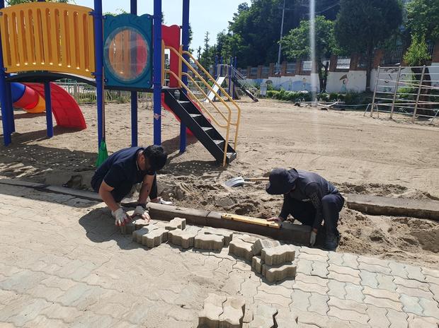 ? 학교 운동장 안전, 전국산업안전으로 완벽하게! 지도읍선도출장소 중학교 운동장 소금살포