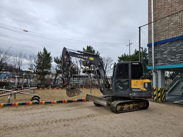 ? 운동장 잡초 제거? 전문 시공으로 안전하고 정밀하게! 관련 이미지