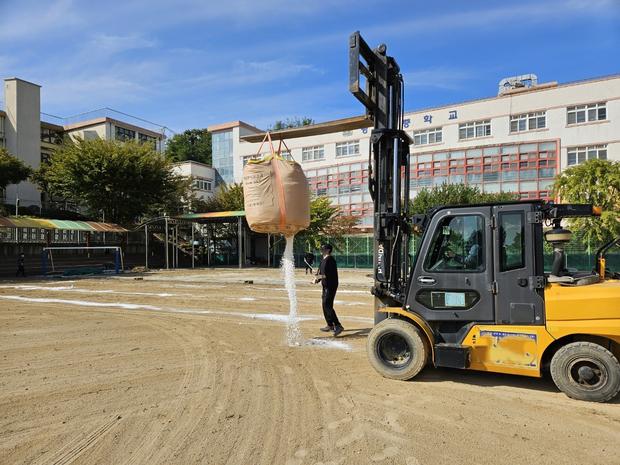 운동장 모래보충, 안전도 잊지 말고! 지도읍선도출장소 고등학교 운동장  최적화!