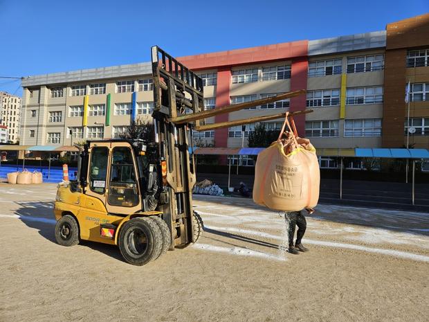 압해읍초등학교 운동장 안전관리 전문 업체, 탁월한 기술로 최고 수준 서비스!