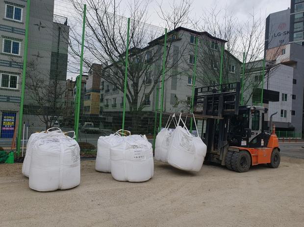 압해읍중학교 운동장 잡초 제거, 전국산업안전으로 깨끗하게!