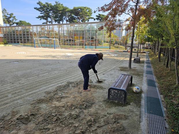 압해읍고등학교 운동장 안전 확보, 전국산업안전 핵심! 관련 이미지