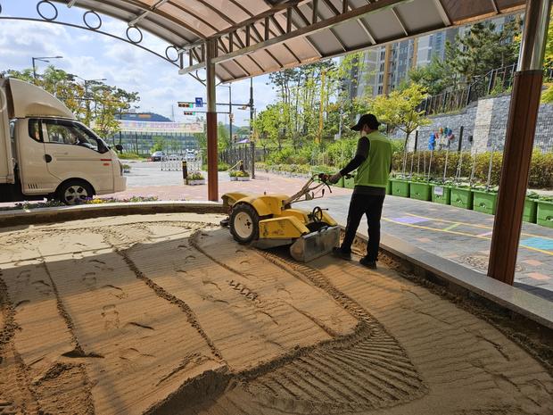 압해읍매화출장소 초등학교 운동장 소금살포? 전국산업안전으로 걱정 없이!