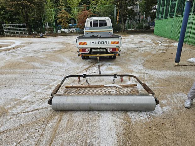 압해읍매화출장소병설유치원 운동장 모래보충, 전국산업안전으로 안정적인 놀이터를 만들어봐!