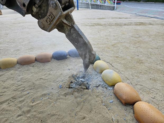 학교 운동장 잡초 제거, 전국산업안전으로 안전하고 건강한 공간 만들기!