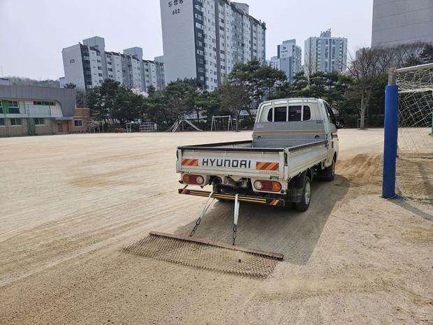 학교 운동장 잡초 제거, 전국산업안전으로 안심하고 놀이하세요! 관련 이미지