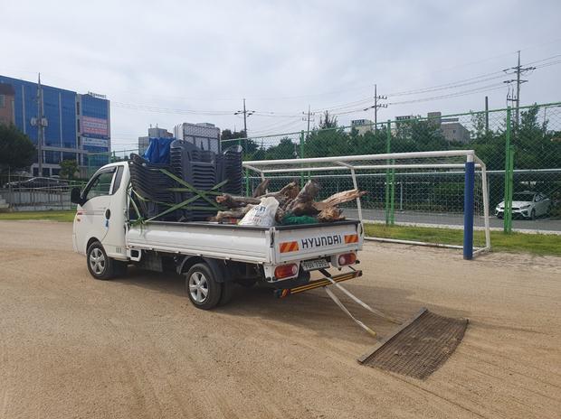 학교 운동장 안전 관리,  잡초 제거부터 시작하세요! 전국산업안전, 놀이터를 위한 최...