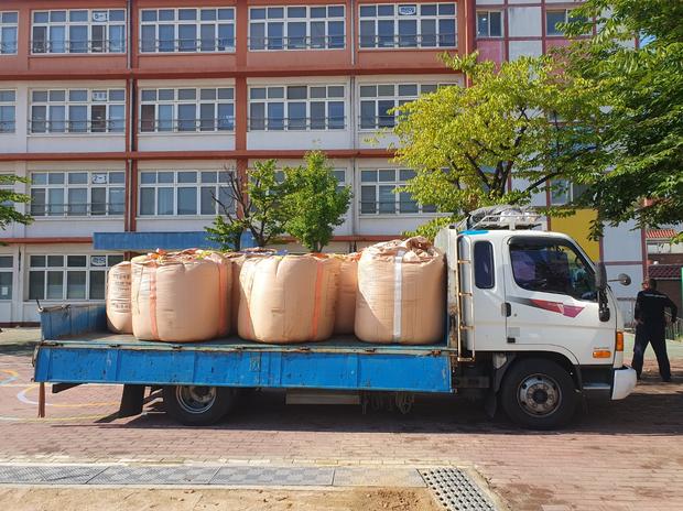 ? 증도면병설유치원 운동장 깔끔하게 관리! 전문 시공, 안전과 신뢰를 받아보세요!