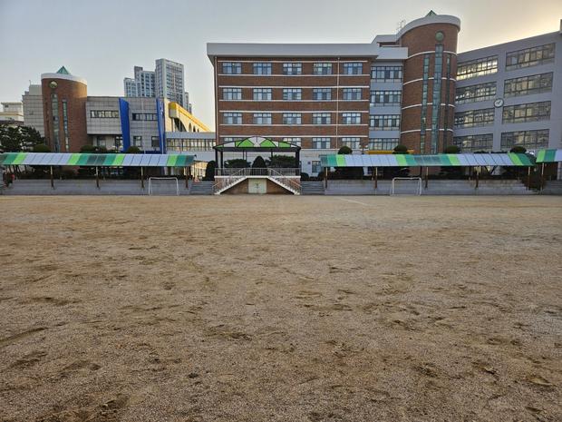 ? 학교 운동장 소금 살포, 전국산업안전으로 안전한 장소 만들고!