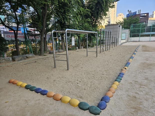 학교 운동장 소금살포: 전문 시공으로 안전하고 쾌적하게!